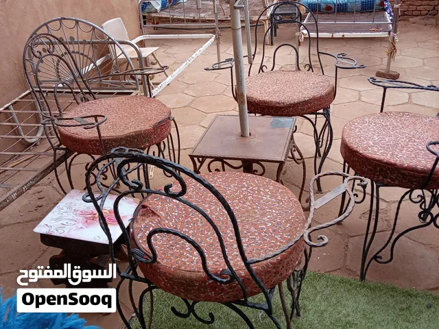 كراسي حوش مع تربيز دايرية مع شمسية