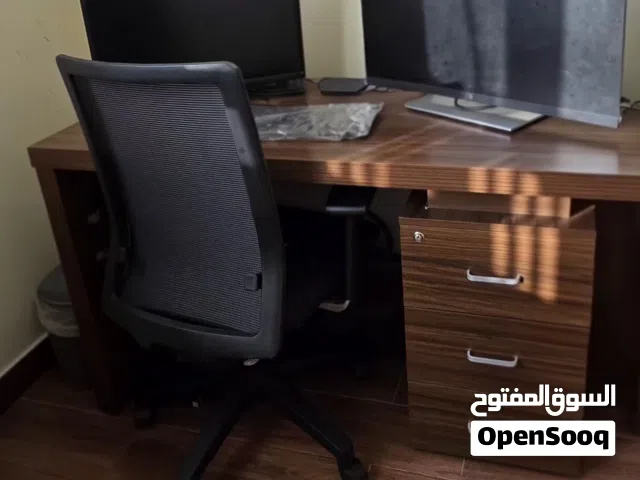 تجميعة مكتب عمل ودراسة متكاملة (جهاز كمبيوتر Fujitsu بمواصفات قوية + شاشتين + مكتب فخم + كرسي طبي)