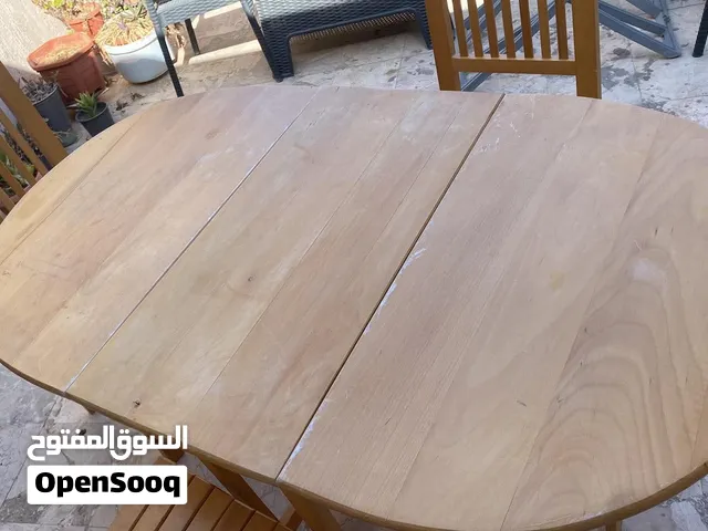 طاوله والثلاثه كراسي للبيع 500 دينار مكان طرابلس جنب جزيرة القدس