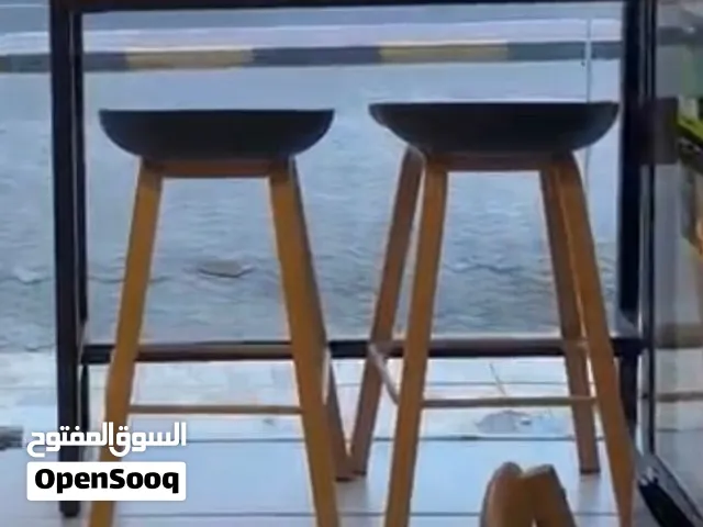 طاولة مع اثنين كرسي طويل