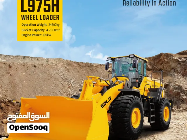 شاحنات ورافعات شوكية وحافلات من دبي