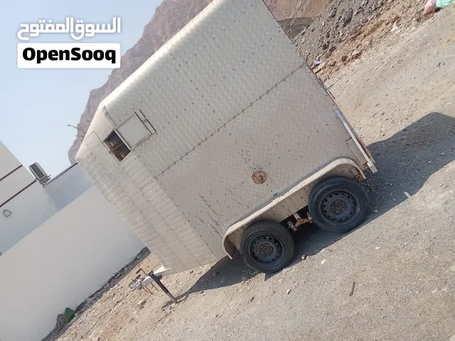 عربه نقل خيول نظيفه واستخدام بسيط