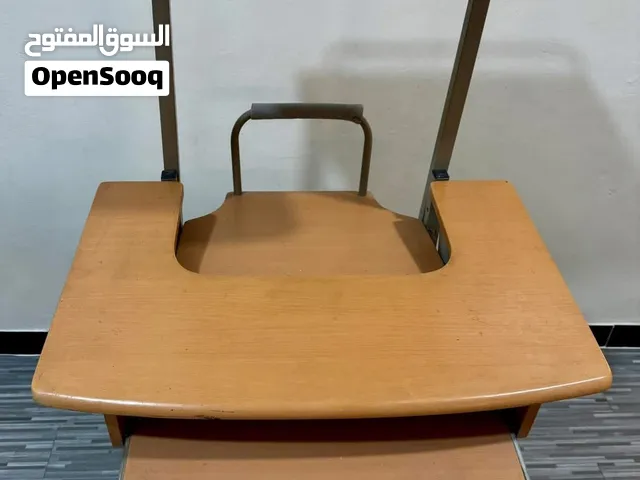 طاوله بعجلات عرضها 70 سنتي وارتفاعها متر و25 سنتي