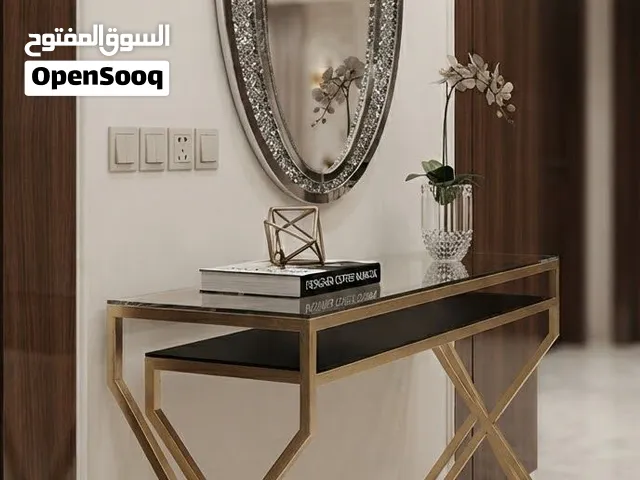 طاولة مدخل (كونسول) فخمة بتصميم ذهبي وزجاج نظيفة وبحالة ممتازة
