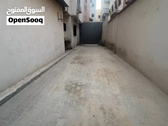 مبنى ممتازخدمي يتطل علي واجهتين للإيجار في جامع الصقع يتكون من بدروم و شقتين كبار نظام مناسيب وجنان