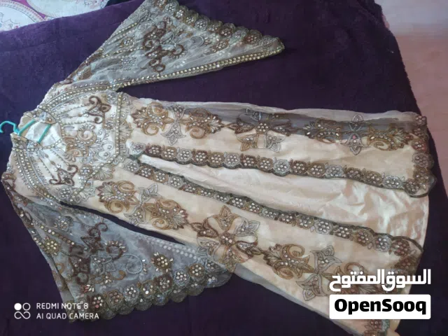 فستان ذهبي حليبي