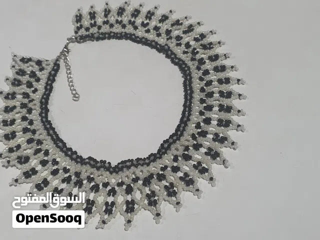 عقد مشغول يدوي بالخرز لون اسود وابيض