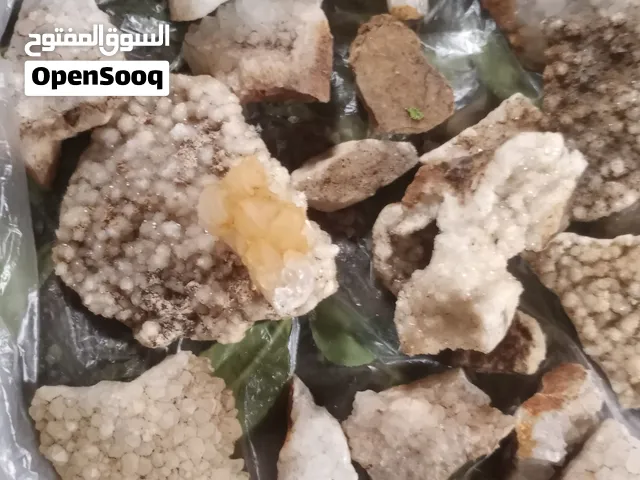 : أحجار طبيعية 100% مستخرجة من أعماق جبال اليمن. كل قطعة فريدة تكونت على مدى ملايين السنين