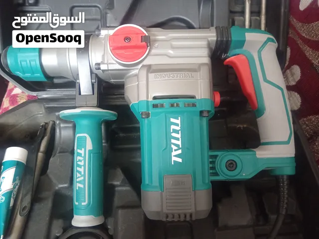 هلتي 1500وت غير مستعمل السعر 2500 جيد جداً للعمل في اي جدار ويوجد ضمان للشركة معاه البنط الخاصة به