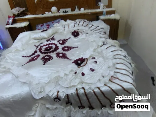 فرشة نضيفة وياه وجه مخاد ثنين وكوشاية مربعه ديباج