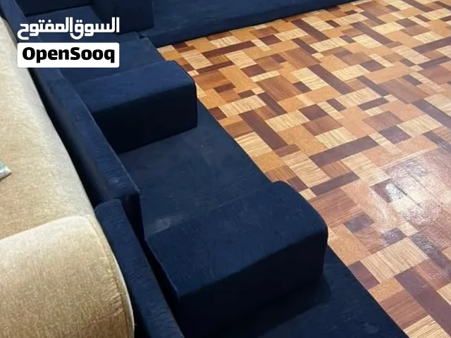 مجلس ضغط صغير بحالة ممتازه تقريبا منه اربع متر واربع متاكي وأربع مخدات