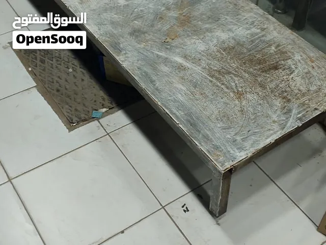 طاولات حديد مستعملة العدد 7 للبيع