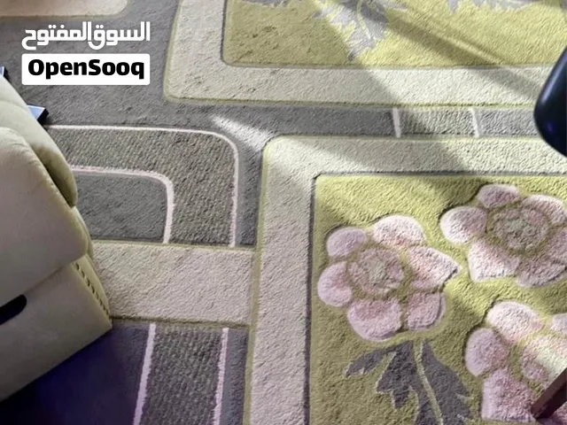 2 طقم كنب للبيع و2 كرسى ليزى بوى مع سجادة كبيرة