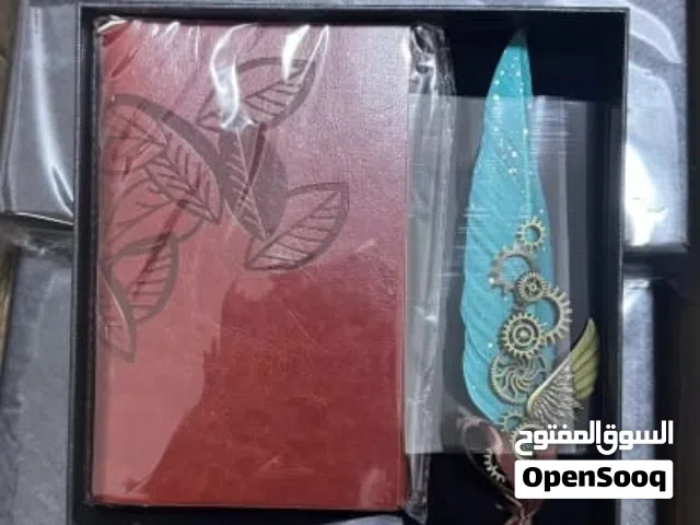 هدية قلم ريشة مع كتاب جلد