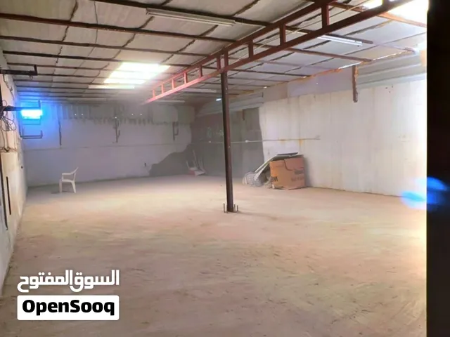 مستودع للبيع