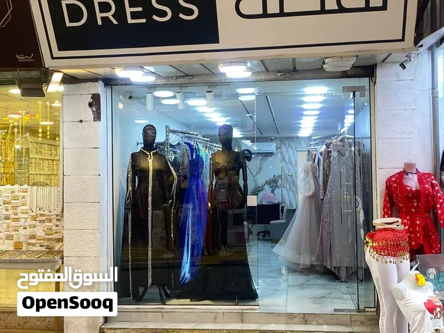 محل فارغ بدون بضاعه ديكور خفيف اضاءة سيراميك واجهة وباب سوكريت PVC على كذا جدار جاهز لبدء اي مشروع