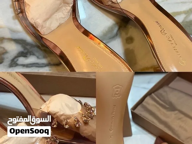 حذائين :كعب SJP وكعب Gianvito Rossi اصليات