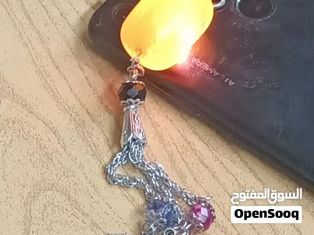 مدالية حجر كهرمان اصلي اصلي حجر طبيعي من صنع الطبيعه لايقدر بالمال أنة كنز