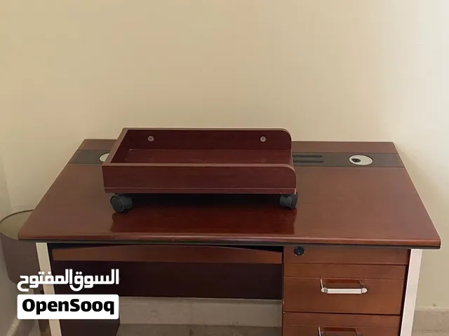 طاولة مكتبية مع كرسي مكتبي