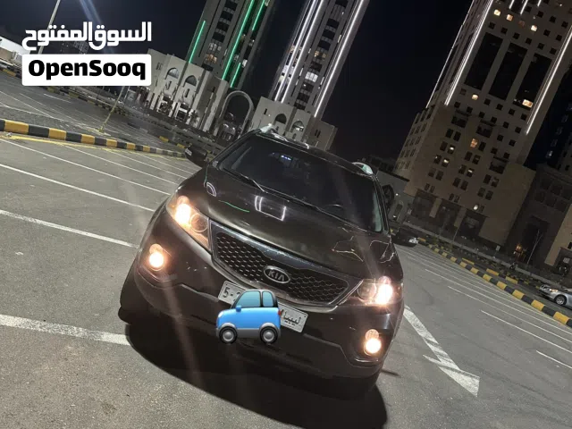 كيا سورينتو  للبيع موديل 2012 صفتين مش ثلاثه لون بني غامق ماشيه 248.000