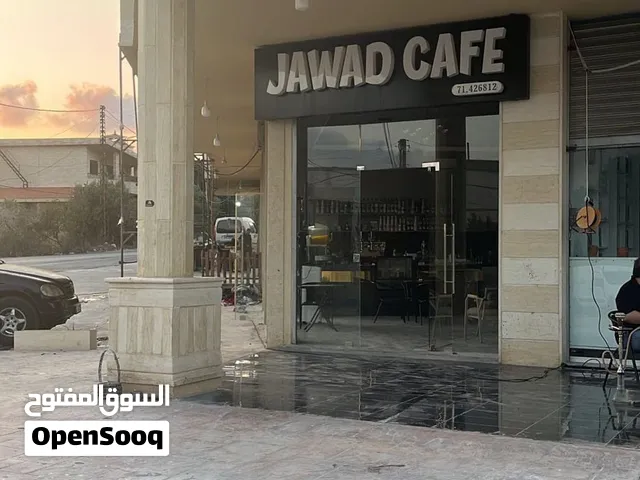 محل للبيع باللوبيه مساحتها50 يوجد طاولات وحمام ومغسله وديكورات وجبصين واناره وكراسي سعر80