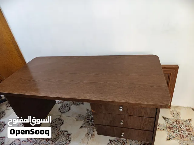 مكتب خشبي تفصيل متين جداً بحالة ممتازة