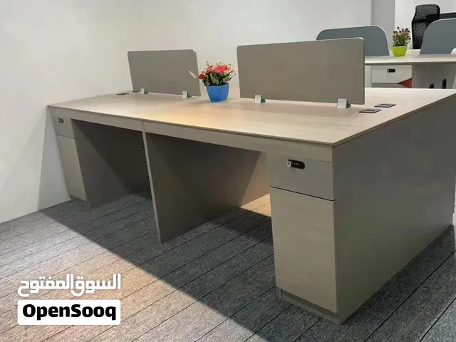 استلم وادفع مكتب عمل جماعي مكتبي بتقسيمات وخزائن جانبية – تصميم عصري Modern Office Workstation Desk