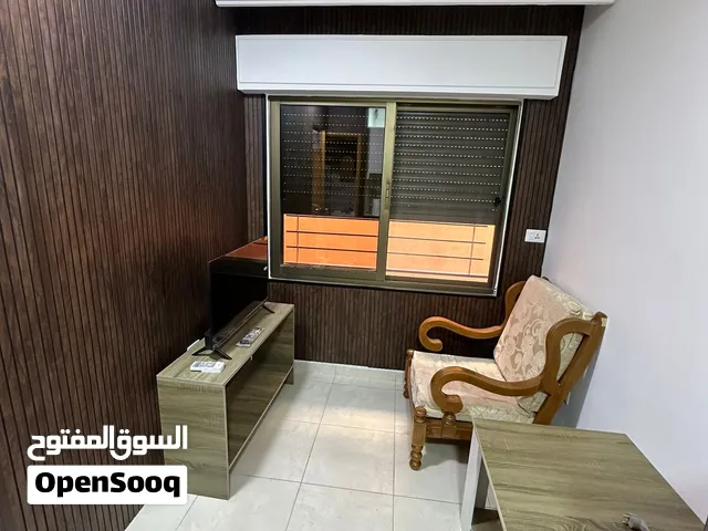 ستوديو جديد بعمارة عائلات خلدا العوجانية قريب من مسجد الهمشري يشترط موظفة او موظف جامعي وله دخل ثابت