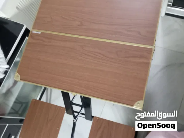 حقيبة تحتوي على ميز وأربعة كراسي