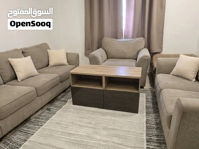كنب وطاوله زوليه في حاله شبه جديده. تصميم عصري، مريحه للغايه