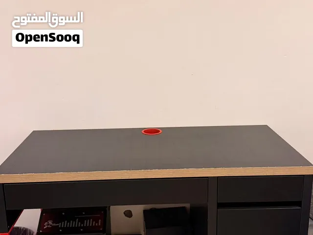 طاوله من ikea نظيفه