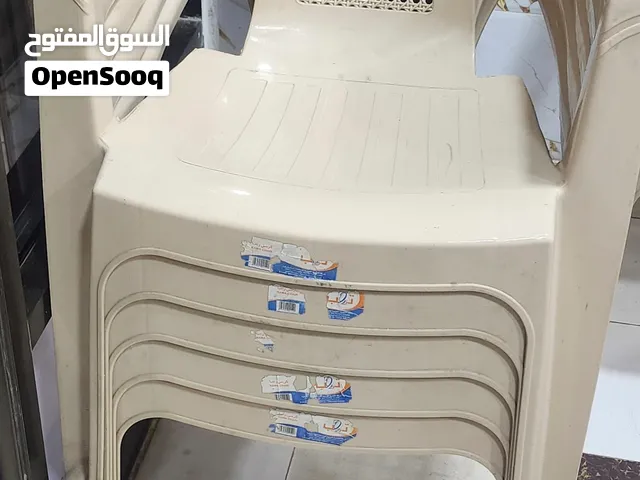 كراسي، بلاستيك وطاولات