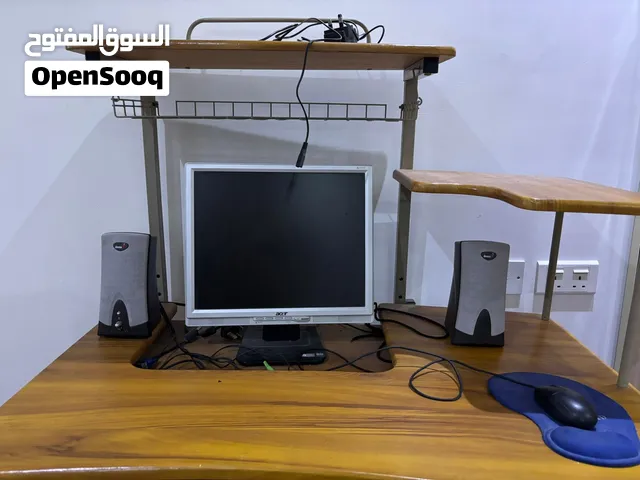 كمبيوتر Dell للبيع مع الطاوله وملحقاته