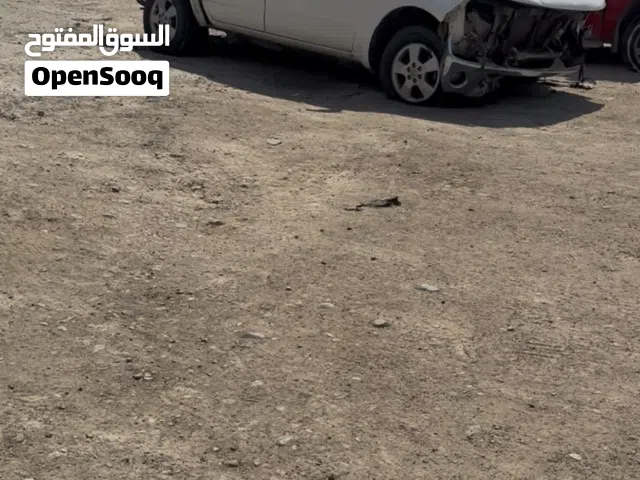 السلام عليكم نيفاره السياره مسويه حادث خلفي وأمامي الامامي صاير حادثه من جوه صاعده رصيف
