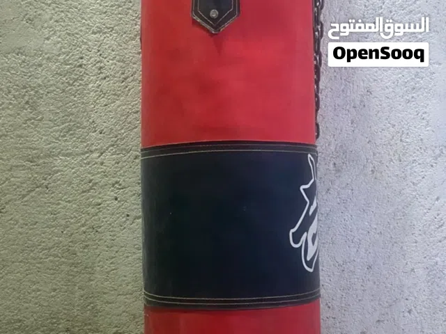 كيس ملاكمة بحالة جيدة اكبر حجم مع كفوف