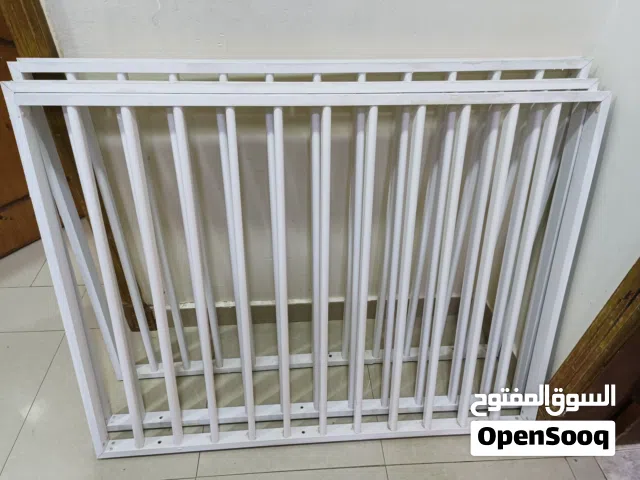 3 حواجز ألمنيوم للنوافذ، بحجم حوالي 91 × 120 سم لكل واحد. 3 aluminum window guards, approximately 91