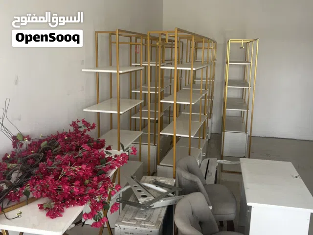بيع ستاند ملابس عدد5 وطاوله عرض منتجات بشكل جميل وعصري