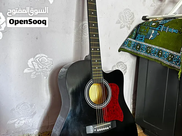 قيتار أكوستيك أسود لامع