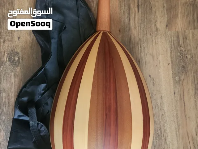 عود بحريني موديل 2020 نظيف جدا مع ريش ولكن يحتاج اوتار لا يوجد به اي خدش او مشكله