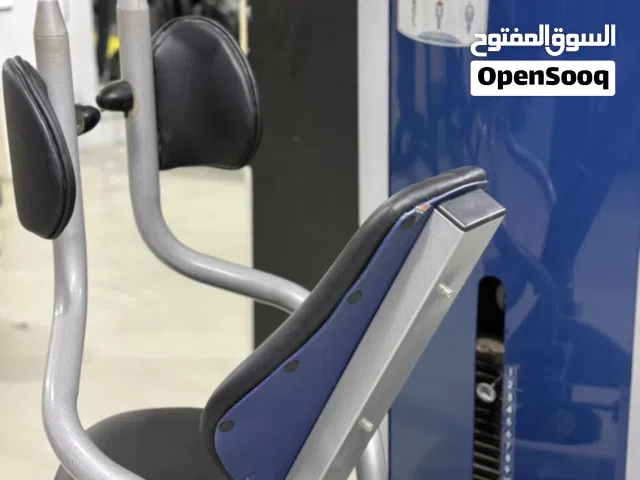 ماكينة ماشين ايطالية الصنع  تعطي كتاف خلفي وظهر ورقبة