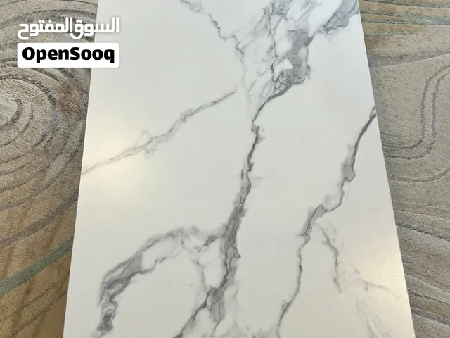 طاولة بشكل رخامي بحالة جيدة جدا