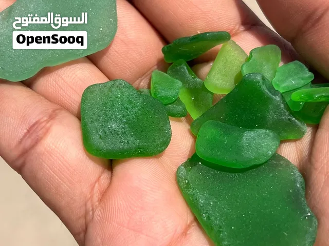 احجار الزجاج البحري الاخضر والشفاف