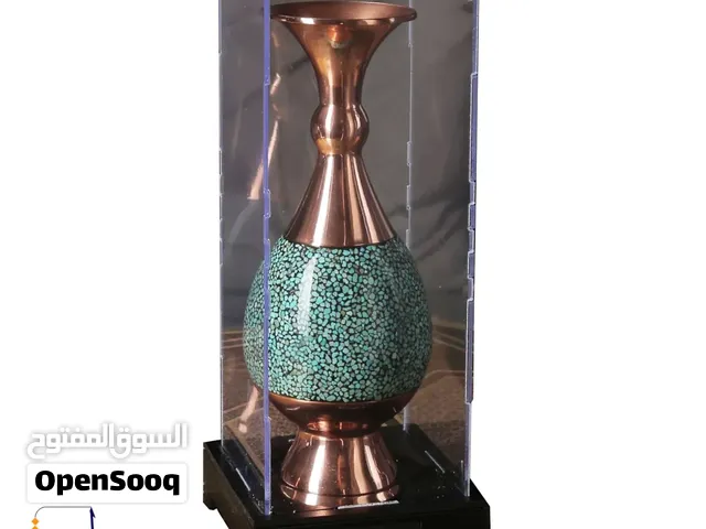 مزهرية نحاسية مطعّمة بالفيروز النيشابوري – صناعة يدوية فاخرة بعلبة خشب وزجاج