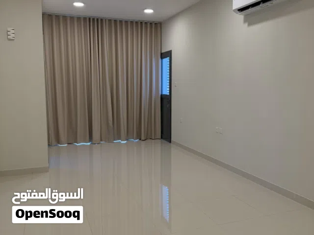 شقة فاخرة للبيع- الخوض قريب العريمي بوليڤارد