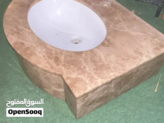 مغسلة رخام اصلية مع قواعد التثبيت  مرايا في اضاءة