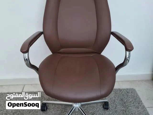 كرسي مكتب جلد فاخر – حالة ممتازة