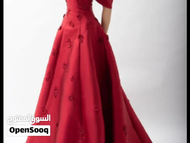 فستان لون احمر