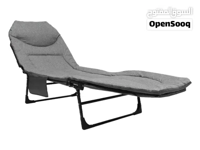 سرير تخييم قابل للطي ومبطن باللون الرصاصي..للكبار والصغار تميز بظهر قابل للتعديل لعدة وضعيات جلوس