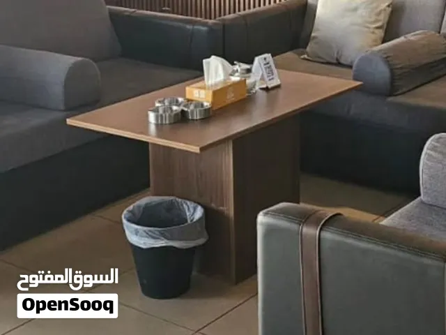 قنفات جلد مع طاولات خشب جلسات حديد قوي مع كامل ملحقاتهم والطاولات الحديد قوية  ستائر رول 47 ستارة