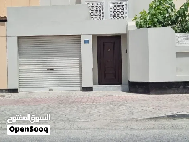 منزل جاهز للسكن مجدد بمدينة حمد بمساحة واسعة أمام المنزل مع مواقف إضافية قريب من جميع الخدمات